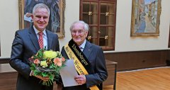 Oberbürgermeister Jörg Röglin zeichnet den 92-jährigen Altunternehmer Dietrich Hoffmann mit der Ehrenbürgerschaft der Stadt Wurzen aus